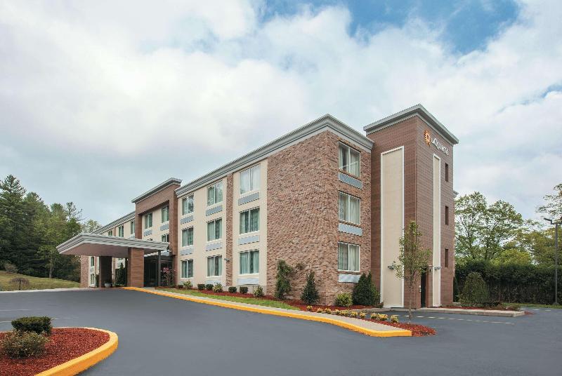 La Quinta Inn Suites By Wyndham Sturbridge image