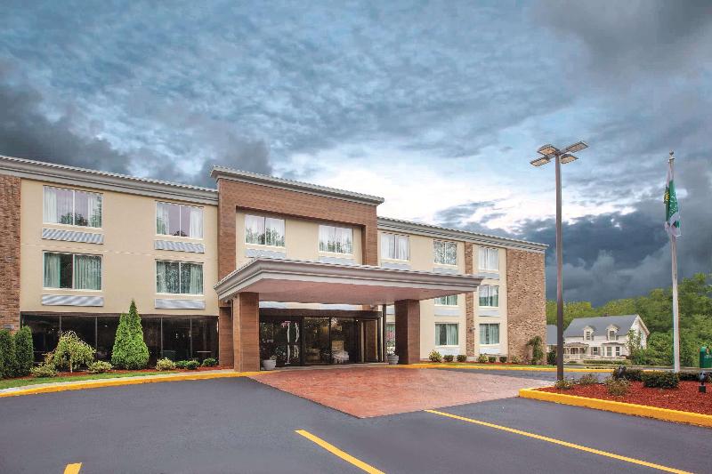 La Quinta Inn Suites By Wyndham Sturbridge image