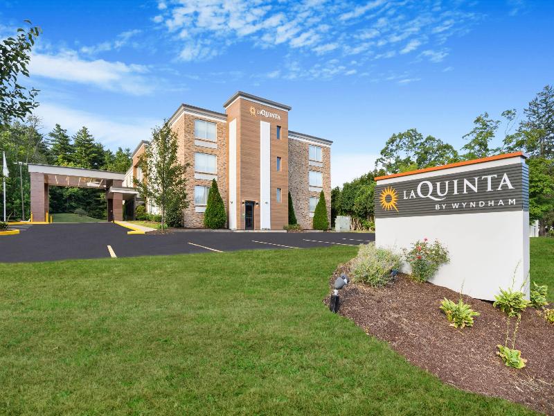 La Quinta Inn Suites By Wyndham Sturbridge image
