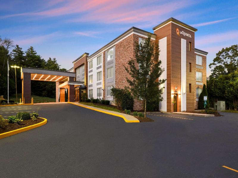 La Quinta Inn Suites By Wyndham Sturbridge image