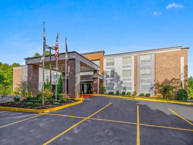 La Quinta Inn Suites By Wyndham Sturbridge image