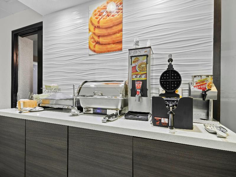 La Quinta Inn Suites By Wyndham Sturbridge image