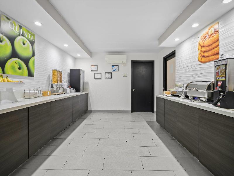 La Quinta Inn Suites By Wyndham Sturbridge image