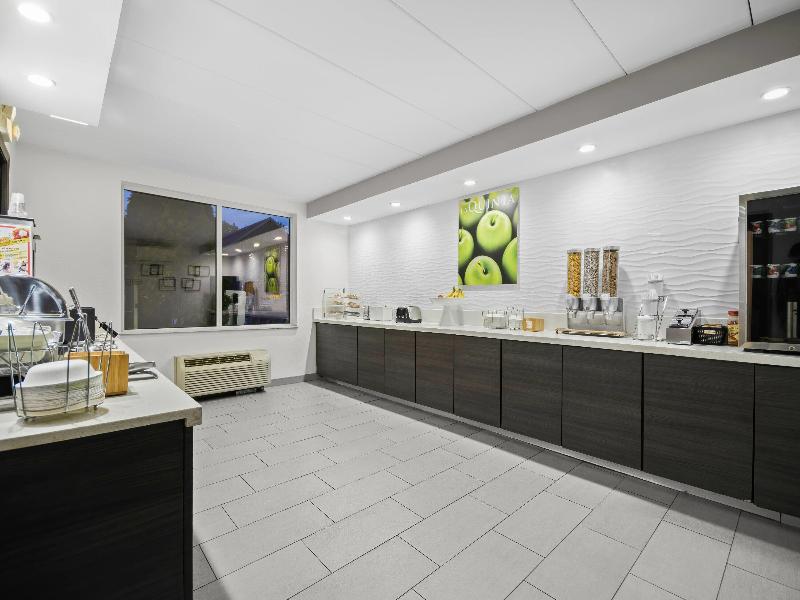 La Quinta Inn Suites By Wyndham Sturbridge image