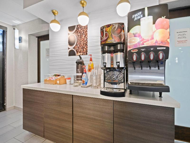 La Quinta Inn Suites By Wyndham Sturbridge image