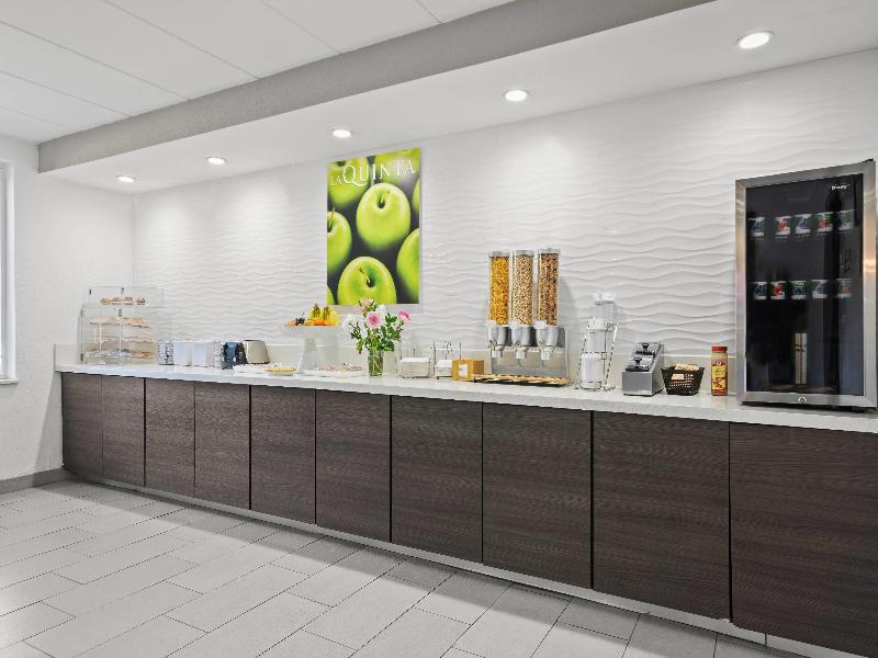 La Quinta Inn Suites By Wyndham Sturbridge image