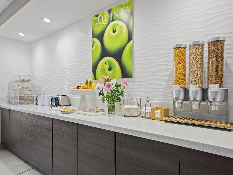 La Quinta Inn Suites By Wyndham Sturbridge image