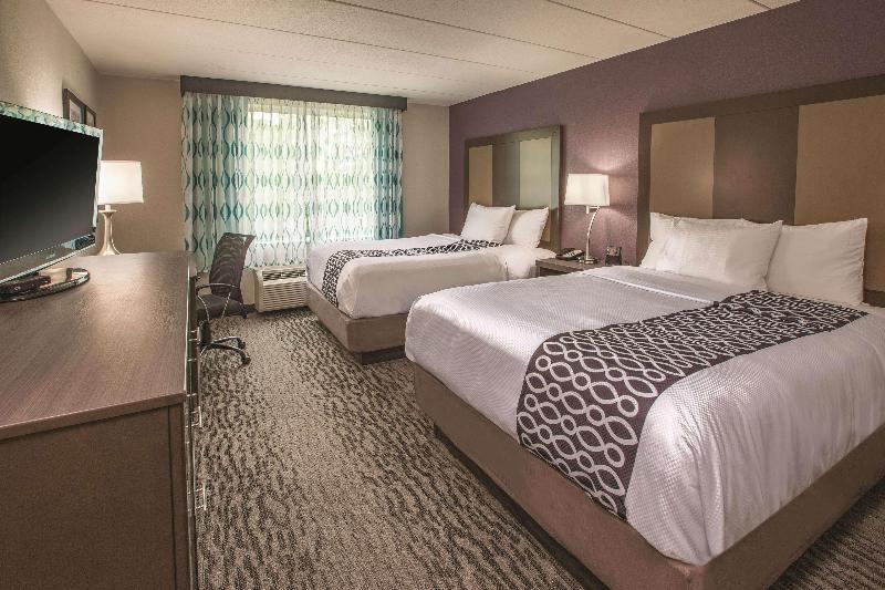 La Quinta Inn Suites By Wyndham Sturbridge image