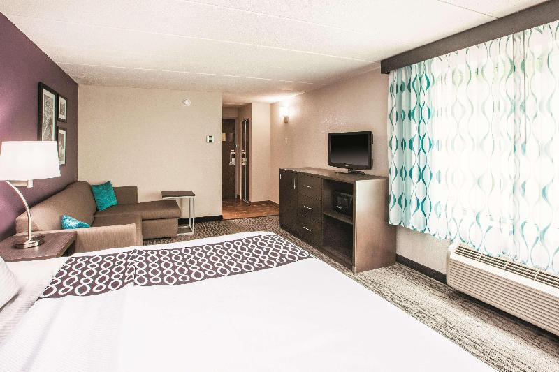 La Quinta Inn Suites By Wyndham Sturbridge image