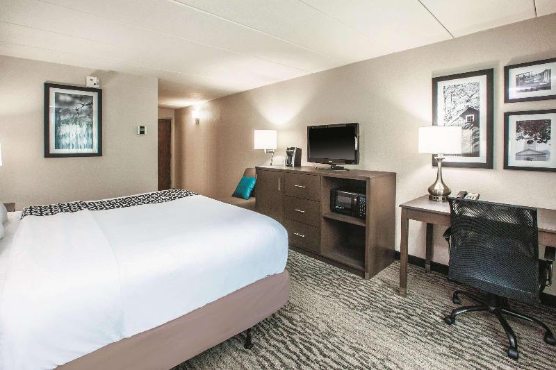 La Quinta Inn Suites By Wyndham Sturbridge image
