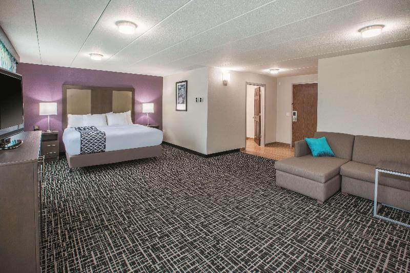 La Quinta Inn Suites By Wyndham Sturbridge image