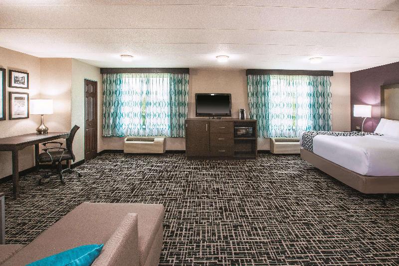 La Quinta Inn Suites By Wyndham Sturbridge image