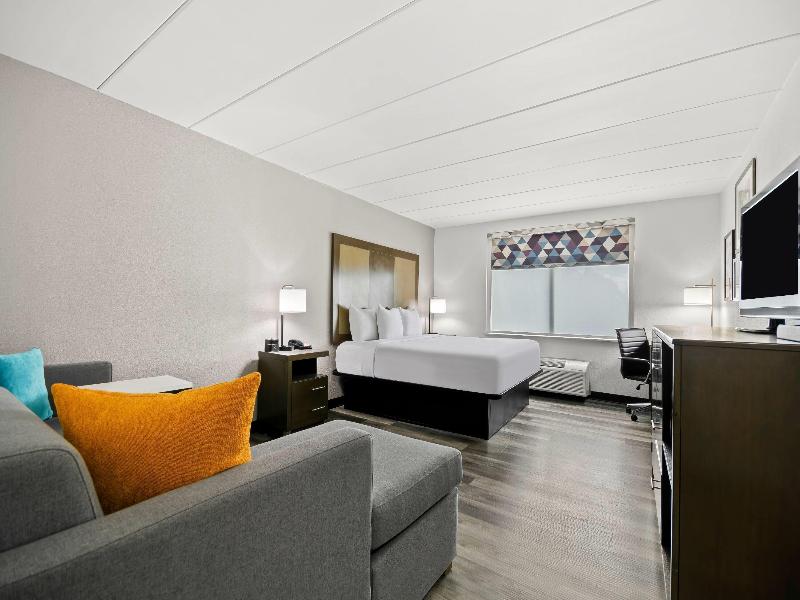 La Quinta Inn Suites By Wyndham Sturbridge image