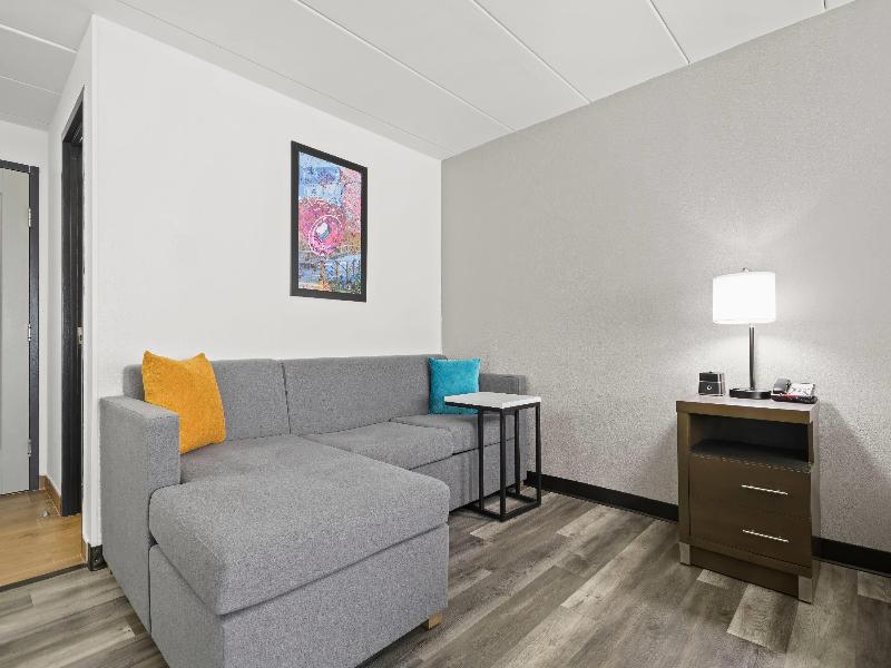 La Quinta Inn Suites By Wyndham Sturbridge image