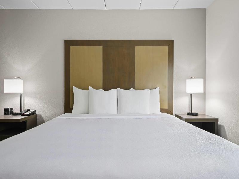 La Quinta Inn Suites By Wyndham Sturbridge image