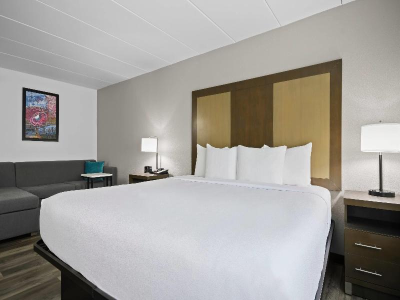 La Quinta Inn Suites By Wyndham Sturbridge image