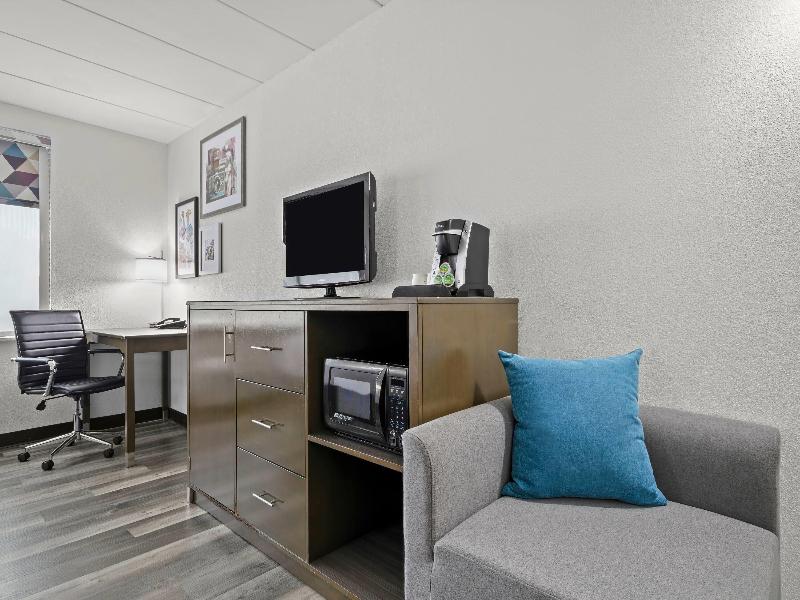 La Quinta Inn Suites By Wyndham Sturbridge image