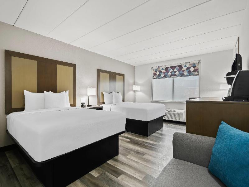 La Quinta Inn Suites By Wyndham Sturbridge image