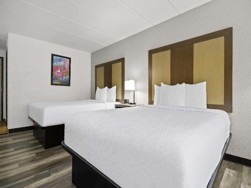 La Quinta Inn Suites By Wyndham Sturbridge image