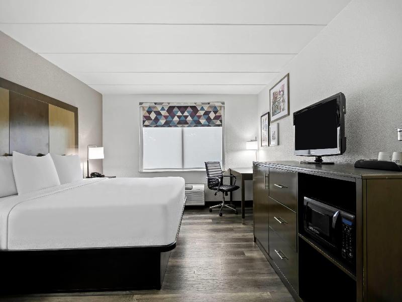 La Quinta Inn Suites By Wyndham Sturbridge image