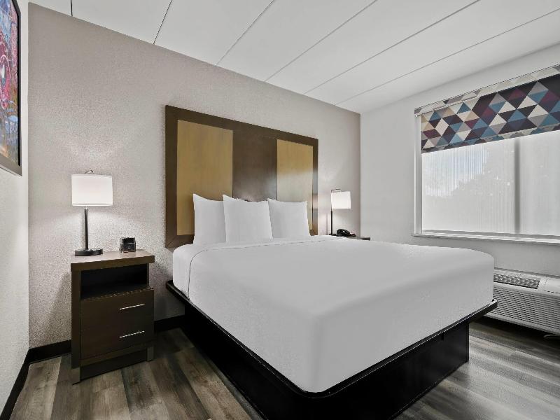 La Quinta Inn Suites By Wyndham Sturbridge image