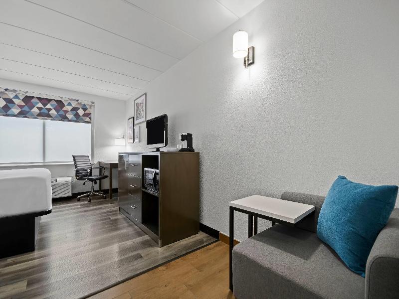 La Quinta Inn Suites By Wyndham Sturbridge image