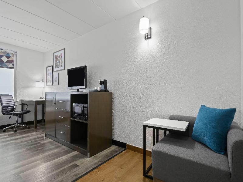 La Quinta Inn Suites By Wyndham Sturbridge image