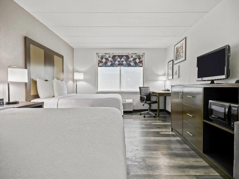 La Quinta Inn Suites By Wyndham Sturbridge image