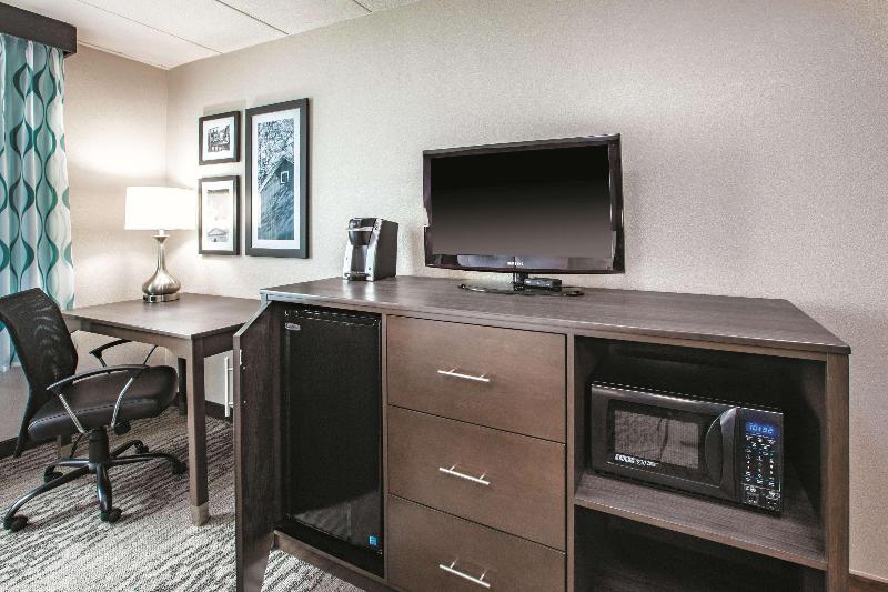 La Quinta Inn Suites By Wyndham Sturbridge image