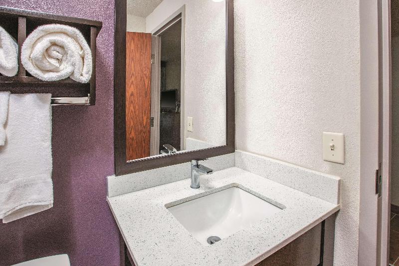 La Quinta Inn Suites By Wyndham Sturbridge image