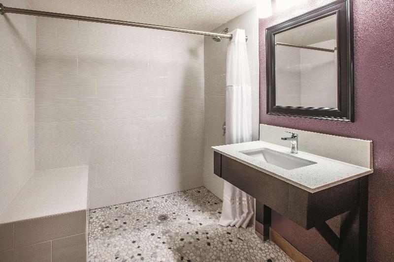 La Quinta Inn Suites By Wyndham Sturbridge image