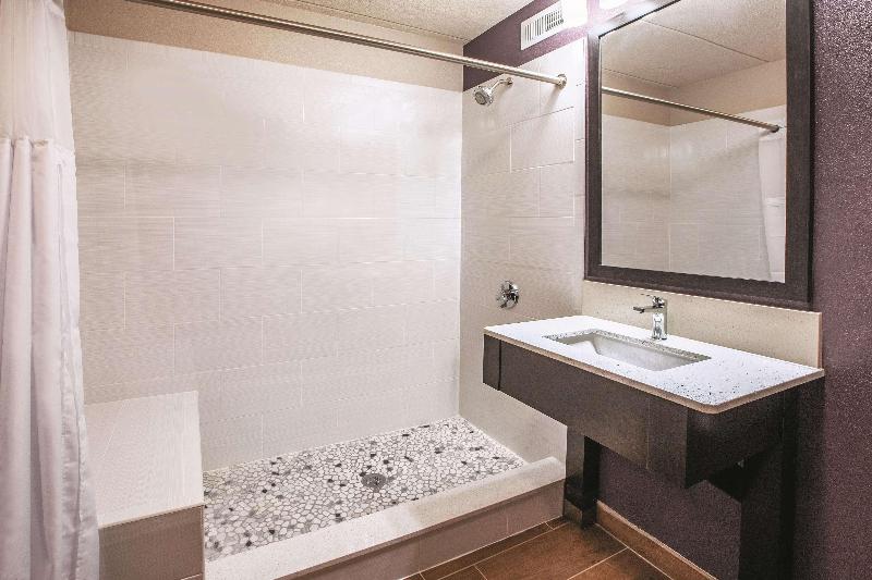 La Quinta Inn Suites By Wyndham Sturbridge image