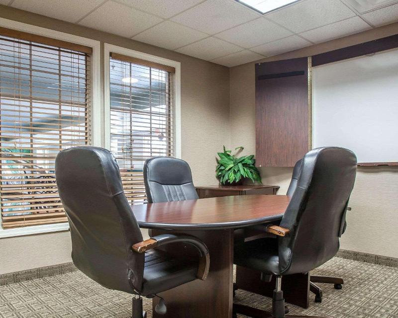 Comfort Inn & Suites Sturbridge-Brimfield image
