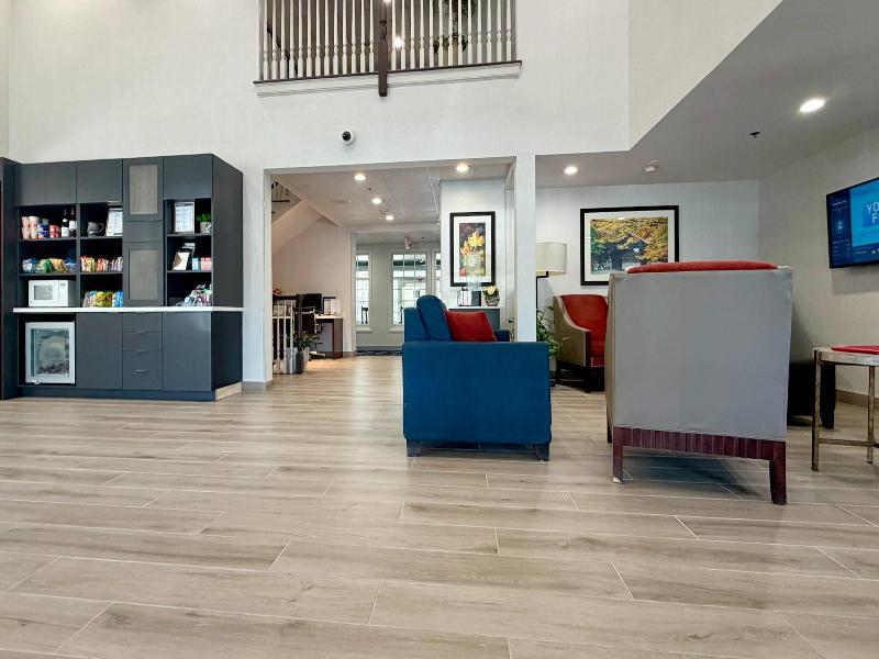 Comfort Inn & Suites Sturbridge-Brimfield image
