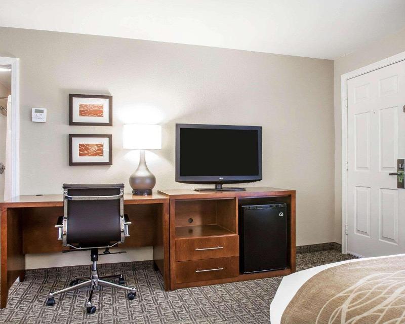 Comfort Inn & Suites Sturbridge-Brimfield image
