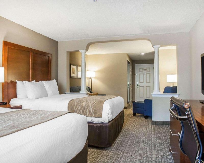 Comfort Inn & Suites Sturbridge-Brimfield image