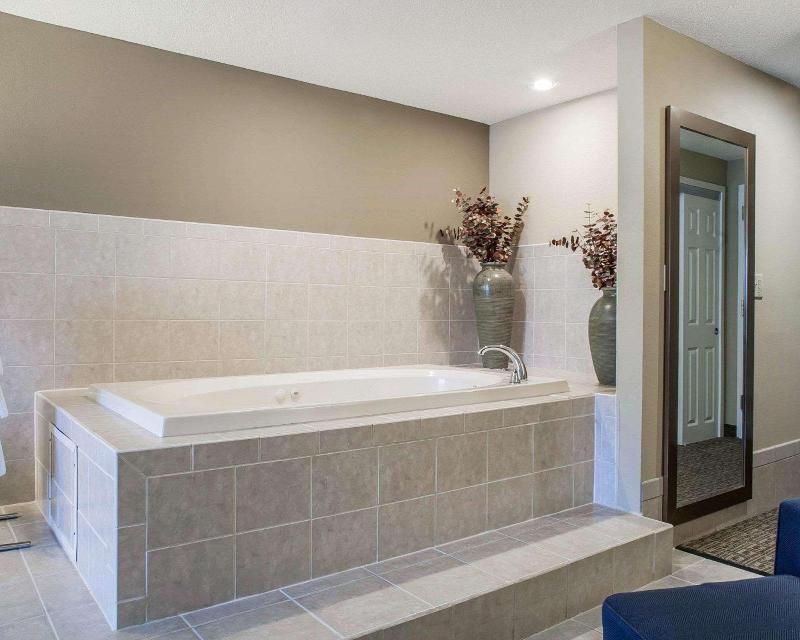 Comfort Inn & Suites Sturbridge-Brimfield image