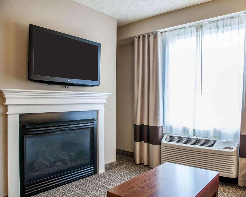 Comfort Inn & Suites Sturbridge-Brimfield image