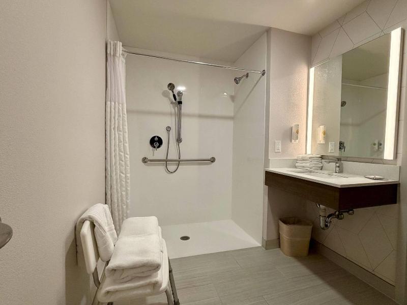 Comfort Inn & Suites Sturbridge-Brimfield image
