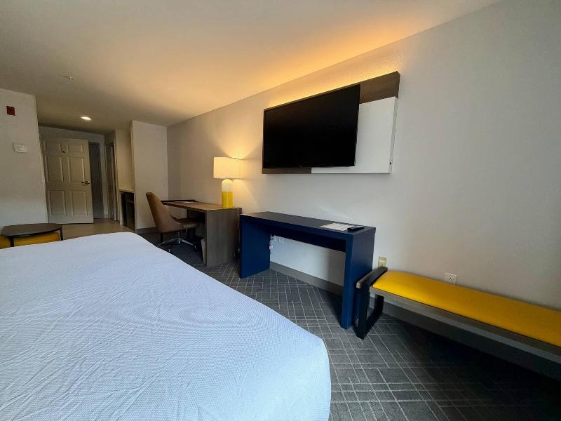Comfort Inn & Suites Sturbridge-Brimfield image