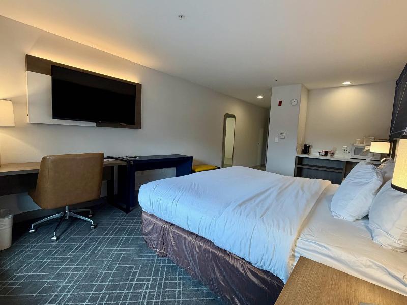 Comfort Inn & Suites Sturbridge-Brimfield image