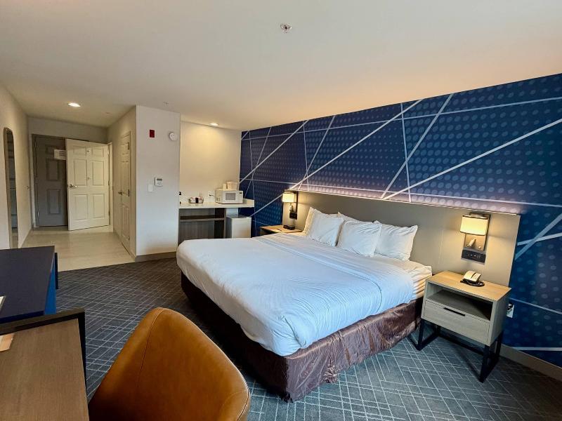 Comfort Inn & Suites Sturbridge-Brimfield image