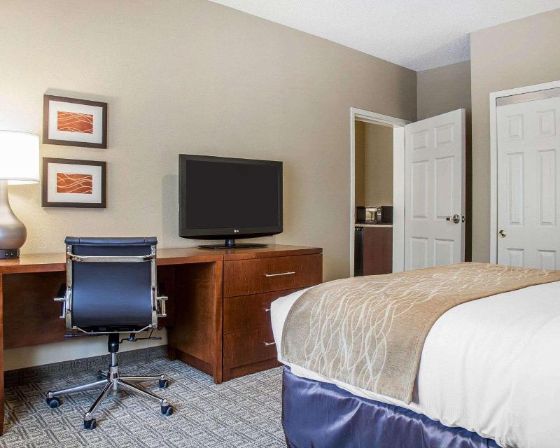Comfort Inn & Suites Sturbridge-Brimfield image