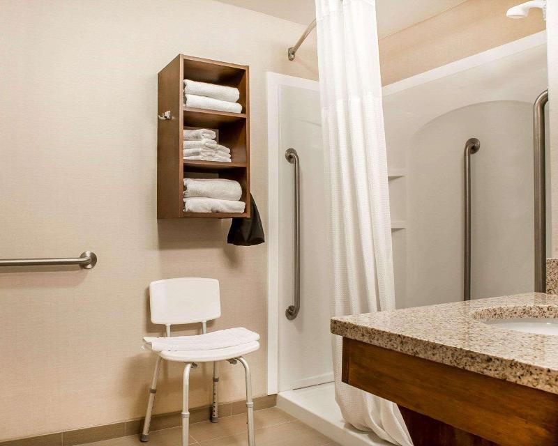 Comfort Inn & Suites Sturbridge-Brimfield image