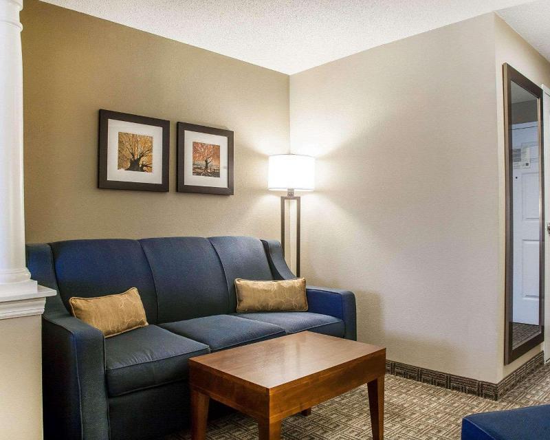 Comfort Inn & Suites Sturbridge-Brimfield image
