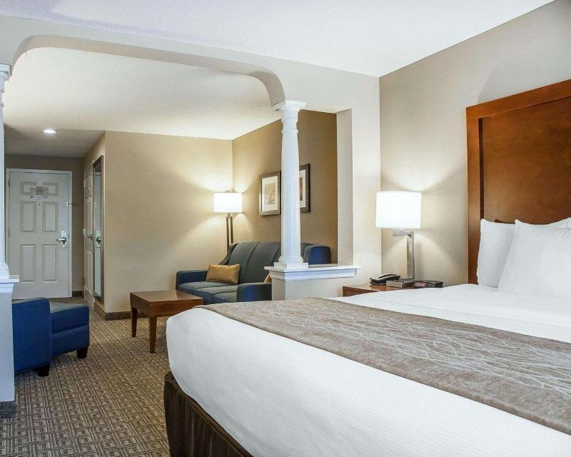 Comfort Inn & Suites Sturbridge-Brimfield image