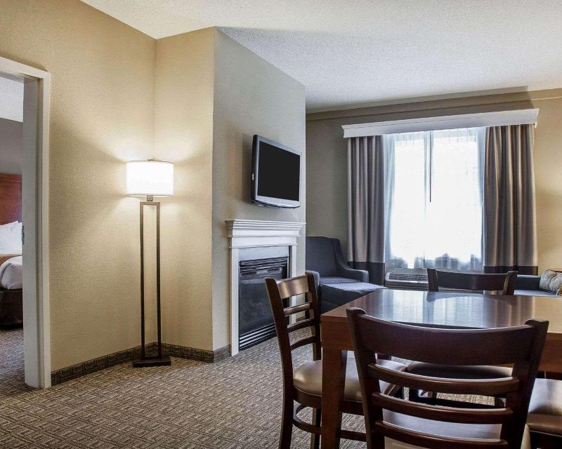 Comfort Inn & Suites Sturbridge-Brimfield image