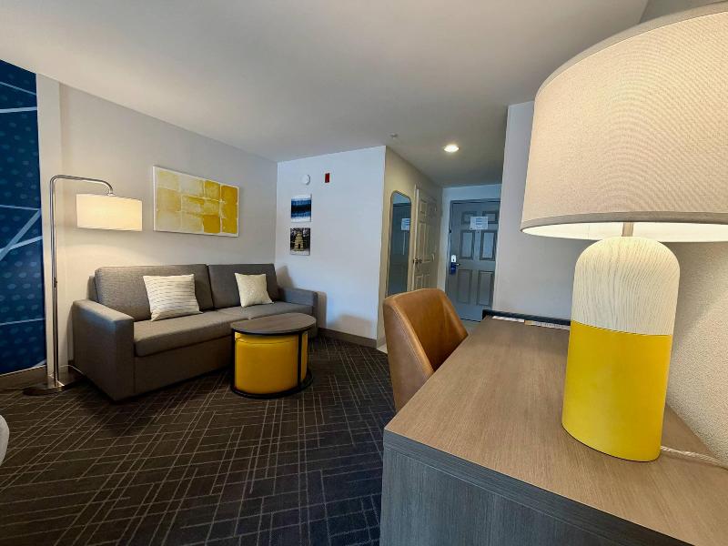Comfort Inn & Suites Sturbridge-Brimfield image