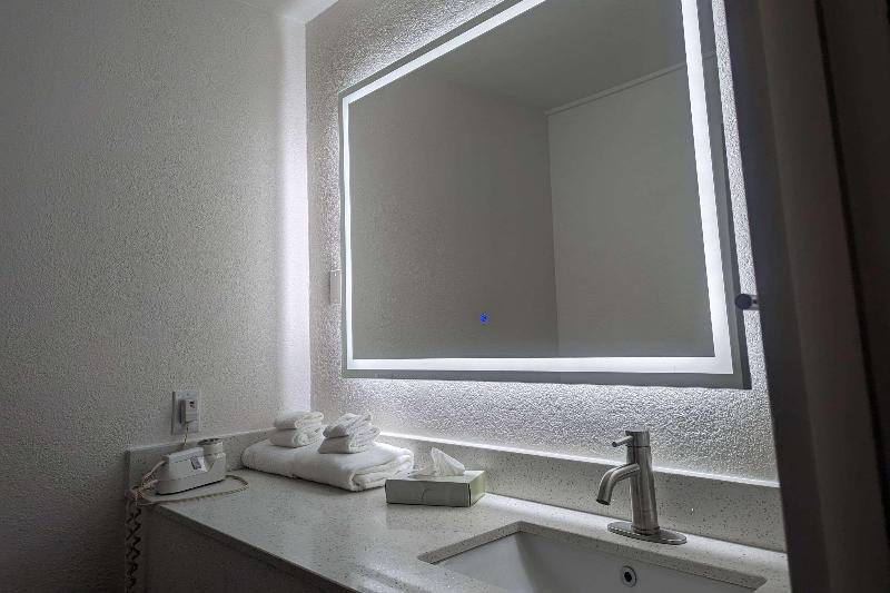 Quality Inn & Suites Northampton- Amherst image