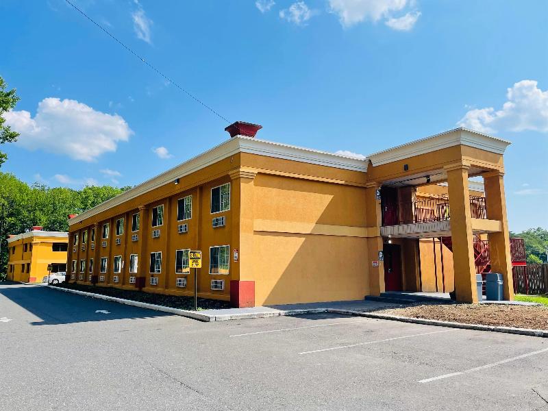Super 8 by Wyndham Gloucester image
